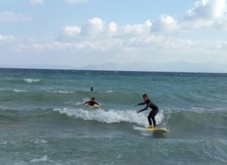 Μεταδίδοντας στα παιδιά την αγάπη για το surf