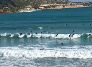 Πρωταπριλιάτικο surf στη Βουλιαγμένη