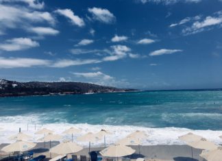 Σερφάροντας στη Βουλιαγμένη στην καρδιά του καλοκαιριού