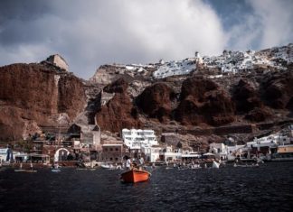 Κωπηλατώντας με φόντο τη μαγευτική Καλντέρα της Σαντορίνης