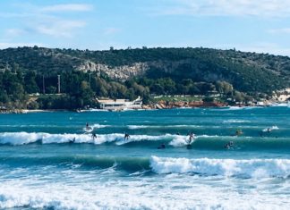 Ξεκίνημα εβδομάδας με surf στη Βουλιαγμένη