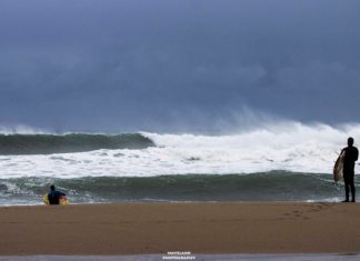 Σερφάροντας μια μεγάλη μέρα στην Κρήτη και στη Σαντορίνη