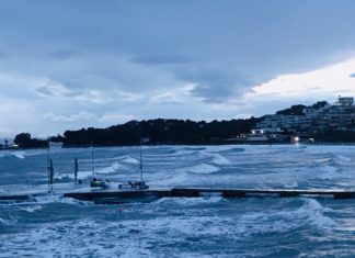 Το πέρασμα του “Φοίβου” έφερε surf στη Βουλιαγμένη