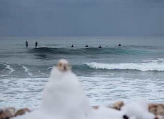 Απολαμβάνοντας το surf στην καρδιά του χειμώνα
