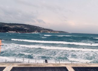 Τα πολυπόθητα κύματα επέστρεψαν στη Βουλιαγμένη