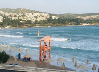 Ο Μάιος μπήκε καλά φέρνοντας κύμα στη Βουλιαγμένη