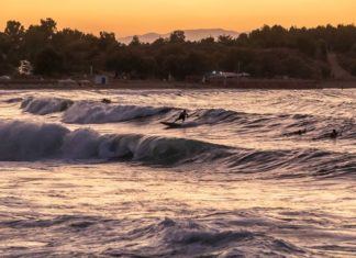 Το χθεσινό παιχνίδι με τα κύματα στη Χρυσή Ακτή